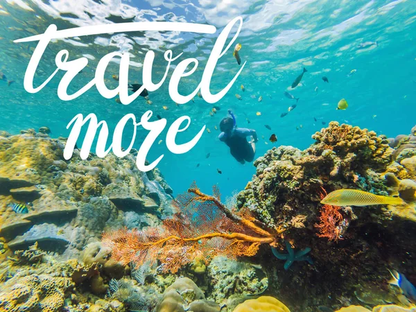 Travel More konsepti şnorkel maskeli mutlu adam mercan resif deniz havuzunda tropikal balıklarla suya dalıyor. Seyahat yaşam tarzı, su sporu macerası, yaz tatilinde yüzme dersleri. — Stok fotoğraf