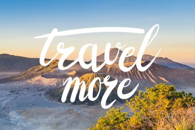 Endonezya 'nın Java Adası' ndaki Bromo Tengger Semeru Ulusal Parkı 'nda Gün Doğumu kavramı. Bromo ya da Gunung Bromo 'nun Endonezya, Semeru ve diğer volkanların görüntüsü.