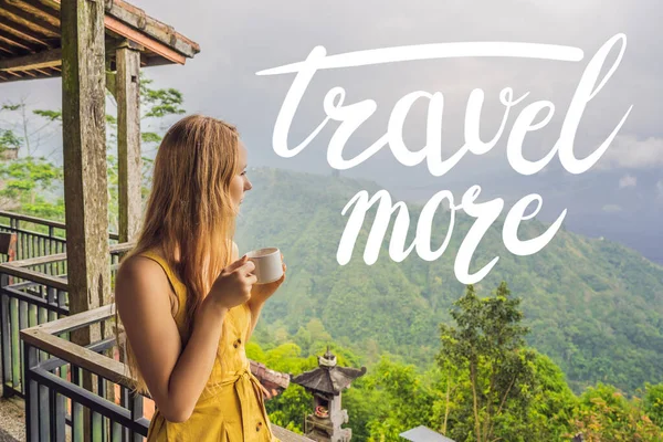 Cestování Více koncept Mladá žena pije kávu v kavárně v horách — Stock fotografie