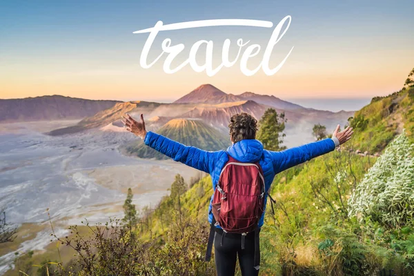 Travel more concept junger Mann trifft den Sonnenaufgang im bromo tengger semeru Nationalpark auf der Java-Insel in Indonesien. er genießt einen herrlichen blick auf den bromo oder gunung bromo auf indonesisch, einem der — Stockfoto