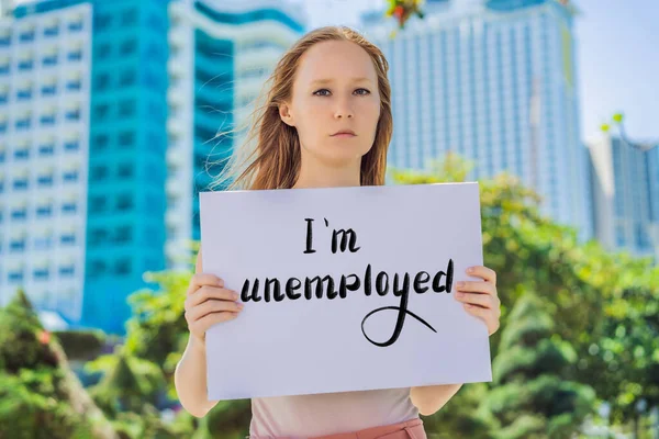 Woman holds a poster i am unemployed Hand written text - lettering isolated on white. Coronovirus COVID 19 concept — Stock Photo, Image