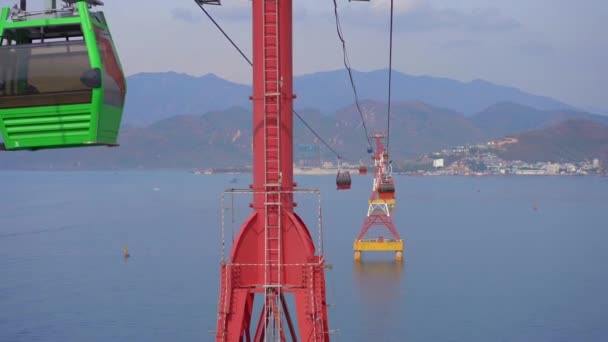 Μεγάλο τελεφερίκ ή ropeway ή εναέρια τραμ πάνω από τη θάλασσα — Αρχείο Βίντεο