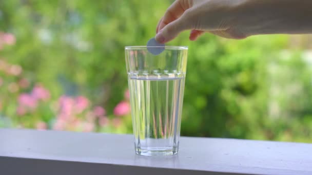 Comprimé nettoyant pour embout buccal dentaire dans un verre — Video