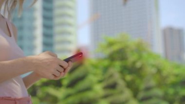 COVID-19 salgınıyla başa çıkmak için iletişim izleme uygulaması kavramı. Bir kadın, tehlikeli olabilecek birinin yakınlarda dolaştığına dair bir uyarı alır. Akıllı telefonlar, kendi sosyal bağlantıları hakkında bilgi alışverişinde bulunurlar