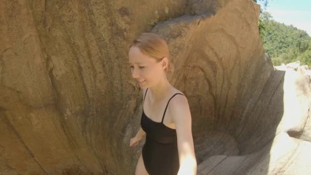 一个年轻女子从悬崖上跳到河里的慢镜头。夏季工作概念 — 图库视频影像