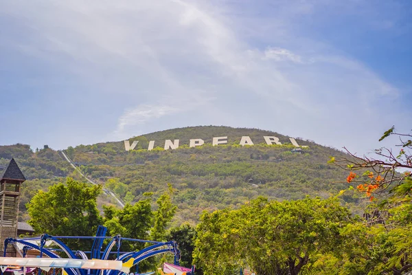 Vietname, Nha Trang, 24.05.2020: Winperl Inscrição no topo de uma montanha em Winperl Park — Fotografia de Stock