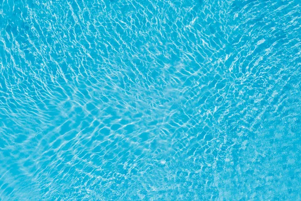 Krásný osvěžující modrý bazén vody, pohled shora — Stock fotografie