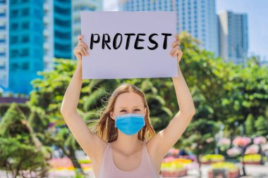 Tıbbi maskeli bir kadın koronavirüs hastalığını önlüyor. Beyaz üzerine izole harflerle yazılmış bir poster tutuyor. Coronovirus COVID 19 konsepti