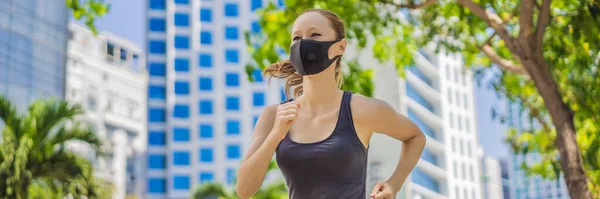 BANNER, LONG FORMAT Woman runner wearing medical mask. Running in the city against the backdrop of the city. Coronavirus pandemic Covid-19. Sport, Active life in quarantine surgical sterilizing face — Stock Photo, Image