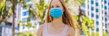 Coronavirus covid 19 'u önlemek için hijyenik maske takan kadınlar. Maskeli insanlar Novel Corona virüsünün salgını. Hava kirliliği, Çevresel Farkındalık Konsepti BANNER, Uzun Format