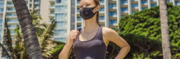 BANNER, FORMATO LARGO Corredor mujer con máscara médica. Corriendo en la ciudad contra el telón de fondo de la ciudad. pandemia de Coronavirus Covid-19. Deporte, Vida activa en la cuarentena quirúrgica esterilización facial — Foto de Stock