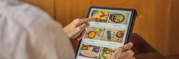 Hombre ordena comida para el almuerzo en línea con Tablet BANNER, FORMATO LARGO — Foto de Stock