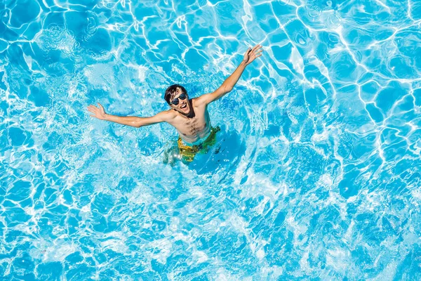 Jovem nada na piscina, conceito de férias de verão — Fotografia de Stock
