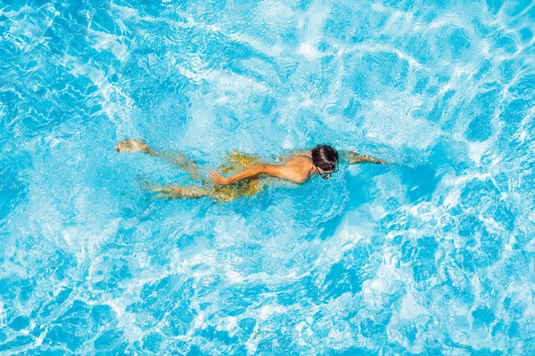 Νεαρός κολυμπά στην πισίνα, έννοια καλοκαιρινές διακοπές — Φωτογραφία Αρχείου