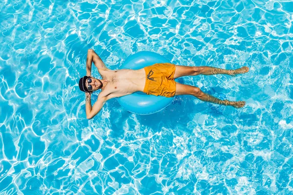 Jovem nada na piscina, conceito de férias de verão — Fotografia de Stock