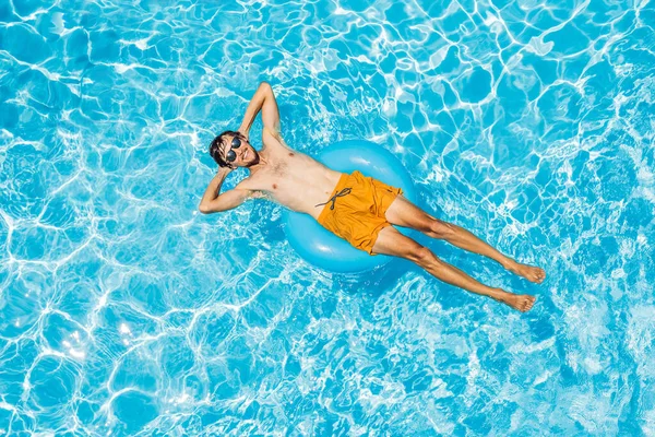 Jovem nada na piscina, conceito de férias de verão — Fotografia de Stock