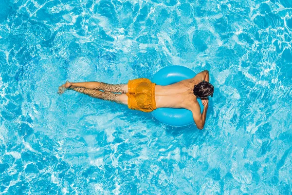 Jovem nada na piscina, conceito de férias de verão — Fotografia de Stock