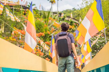 Sırt çantalı genç gezgin Vietnam 'da