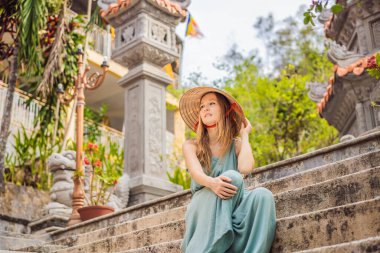 Geleneksel Vietnam şapkalı genç bayan turist Vietnam 'a gidiyor.
