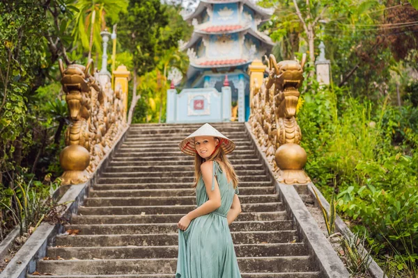 Joven turista en un sombrero vietnamita tradicional viaja a Vietnam — Foto de Stock