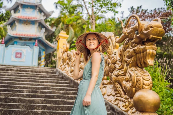 Junge Touristin mit traditionellem vietnamesischen Hut reist nach Vietnam — Stockfoto