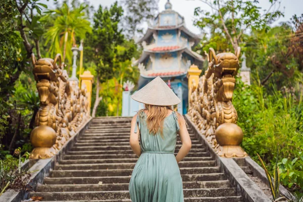 Joven turista en un sombrero vietnamita tradicional viaja a Vietnam — Foto de Stock