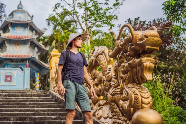 Joven turista en un sombrero vietnamita tradicional viaja a Vietnam — Foto de Stock