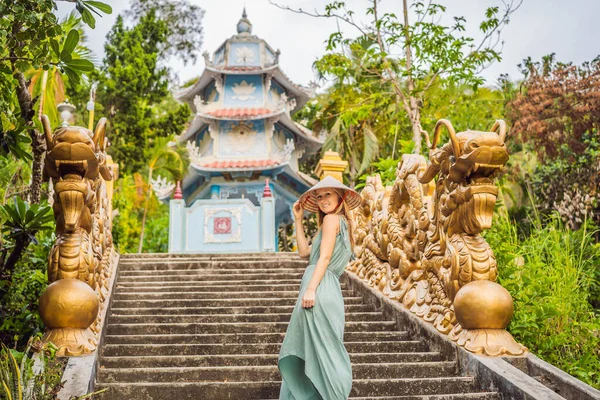 Joven turista en un sombrero vietnamita tradicional viaja a Vietnam — Foto de Stock