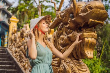 Geleneksel Vietnam şapkalı genç bayan turist Vietnam 'a gidiyor.