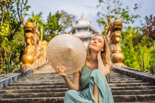 Νεαρή γυναίκα τουρίστας σε ένα παραδοσιακό βιετναμέζικο καπέλο ταξιδεύει στο Βιετνάμ — Φωτογραφία Αρχείου