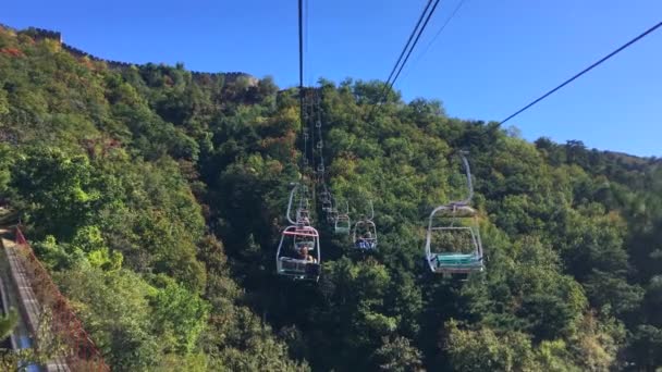 Telefonla vurulmuş. Çin Seddi 'nin bulunduğu tepenin tepesine kablo çekiliyor. Turistler Çin Seddi 'ni ziyaret eder. Çin 'e Seyahat kavramı — Stok video