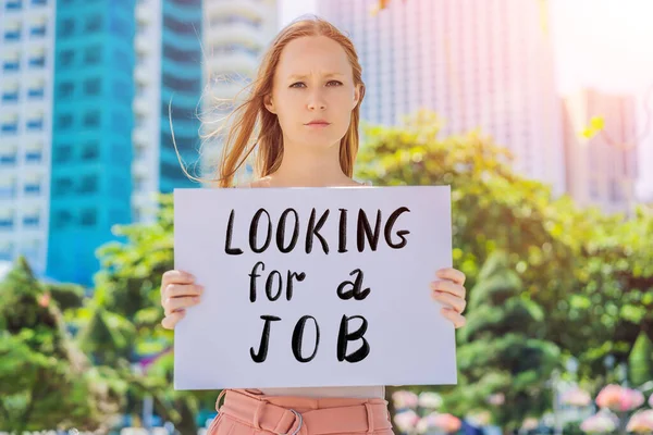 Femme tient une affiche À LA RECHERCHE D'UN EMPLOI Texte écrit à la main - lettrage isolé sur blanc. Coronovirus COVID 19 concept — Photo