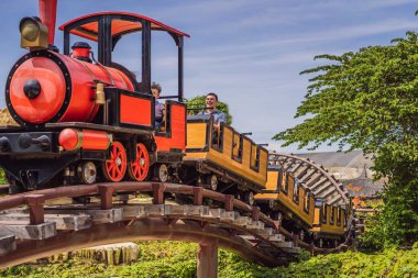 Hız trenindeki insanlar eğleniyor.