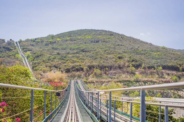 Bergab auf der Draisine, Sicht während einer Fahrt auf der Alpine Coaster auf Schienen — Stockfoto