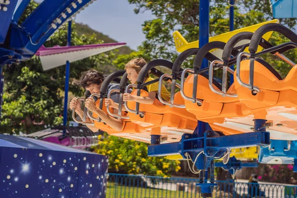 Padre e hijo dando un paseo en el coche de parachoques en el parque de atracciones — Foto de Stock