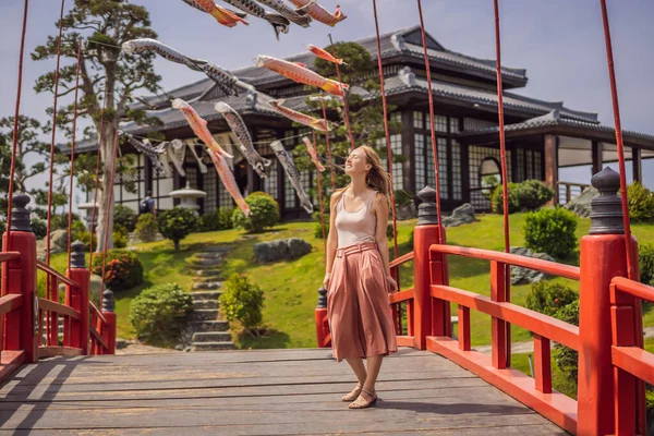 Viajante parou na rua e olhando para o edifício tradicional japonês. Japão viagem turista mulher de férias em Kyoto compras no beco. alegremente visite o Japão — Fotografia de Stock