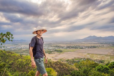 Geleneksel Vietnam şapkalı genç turist Vietnam 'a gidiyor.
