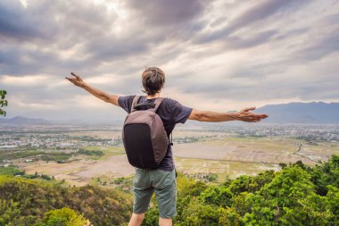 Sırt çantalı genç gezgin Vietnam 'da