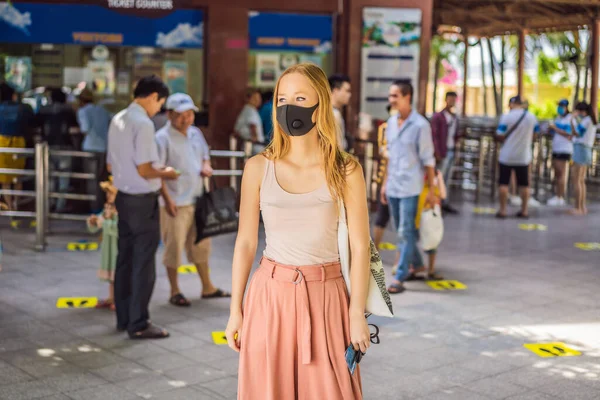 Young woman wearing a hygiene protective mask over her face while walking at the crowded place. Healthcare and sickness prevention from coronavirus, Covid19 influenza in crowded place — Stock Photo, Image