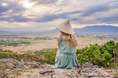Geleneksel Vietnam şapkalı genç bayan turist Vietnam 'a gidiyor.