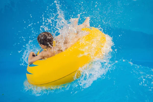 Niño en una piscina flotar en olas artificiales en un parque acuático —  Fotos de Stock
