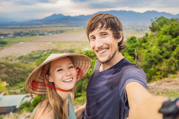 Jóvenes turistas en un tradicional sombrero vietnamita viajan a Vietnam — Foto de Stock