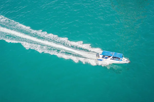 Luchtfoto van kleine boot stroomt in zee, reizen en vakantie concept — Stockfoto