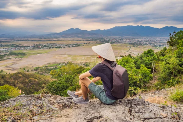 Fiatal ember turista egy hagyományos vietnami kalap utazik Vietnam — Stock Fotó