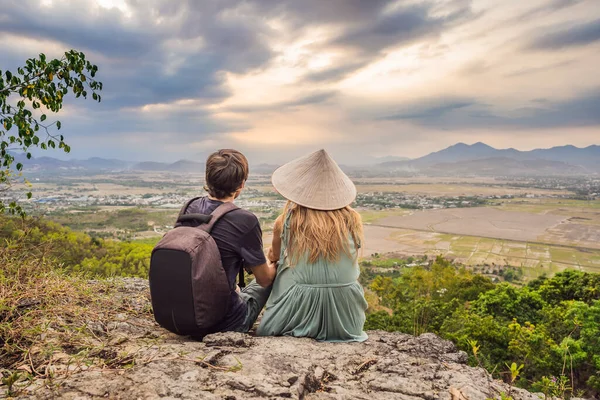 Geleneksel Vietnam şapkalı genç adam ve kadın turist Vietnam 'a gidiyor. — Stok fotoğraf