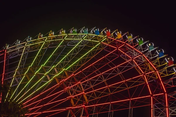 Pariserhjul på mässområdet på natten — Stockfoto