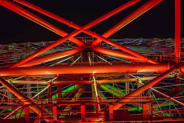 Riesenrad auf dem Festplatz in der Nacht — Stockfoto