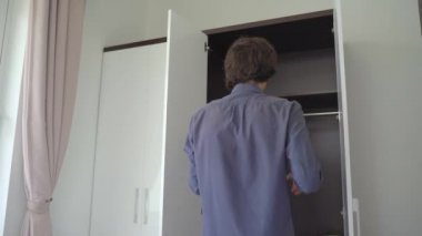 Genç adam bütün elektronik aletlerini dolaba koyuyor. Sonra bir yoga minderi aldı ve uzaklaştı. Dijital detoks kavramı