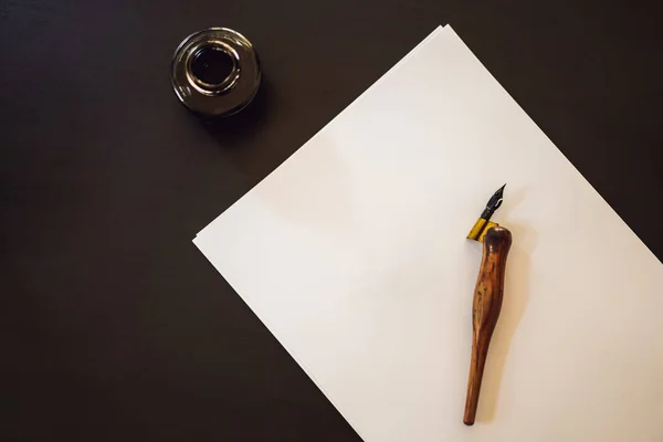 MOCKUP, SCENE CREATOR Calligrapher Young Woman píše frázi na bílém papíru. Psaní ozdobných zdobných písmen. Kaligrafie, grafický design, písmo, rukopis, koncept tvorby — Stock fotografie