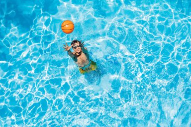 Adam plaj topuyla havuzda oynuyor.